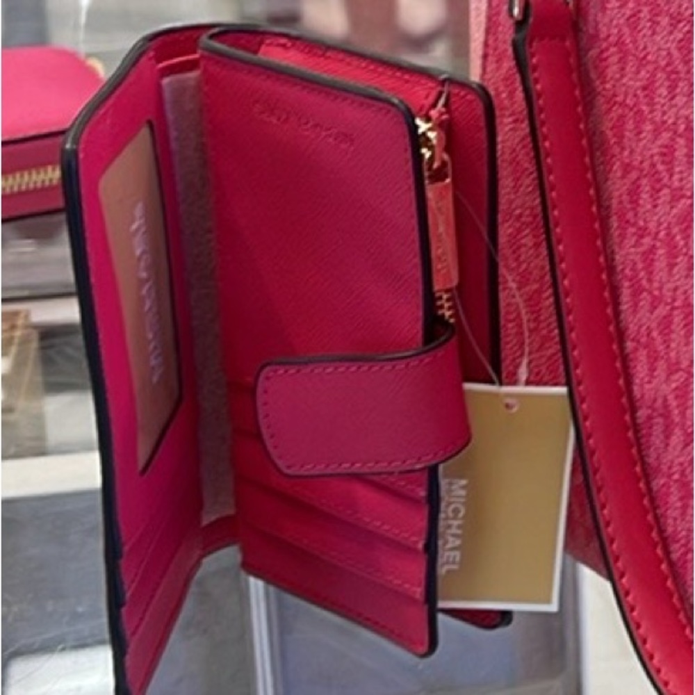 MICHAEL KORS
Medium Crossgrain Leather Wallet
Electric Pink
NWT - Picture 13 of 16